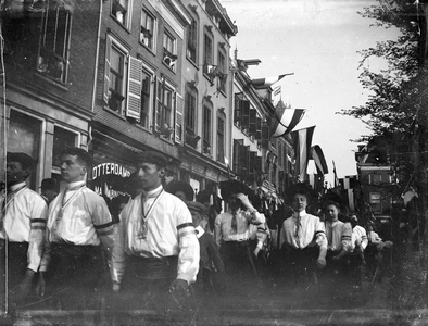 853330 Afbeelding van een optocht op de Neude te Utrecht; links het pand Neude 5.